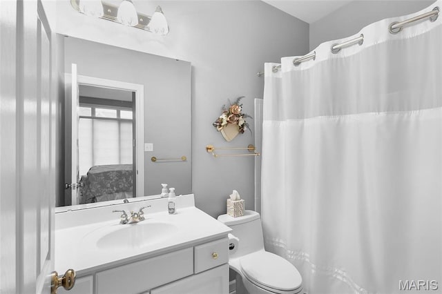 12537 Clark Manor Cir, Creve Coeur, MO 63141 - bathroom with vanity, toilet, ensuite bathroom, and a shower with shower curtain