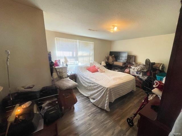 659 W 4th St, Lebanon, MO 65536 - bedroom featuring wood finished floors and a textured ceiling