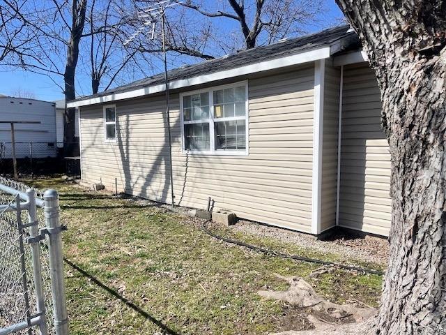 659 W 4th St, Lebanon, MO 65536 - view of home's exterior featuring fence