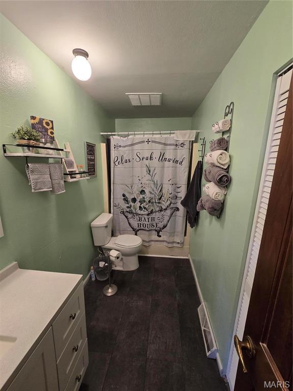 423 Virginia St, Granite City, IL 62040 - full bathroom featuring toilet, vanity, and a shower with curtain