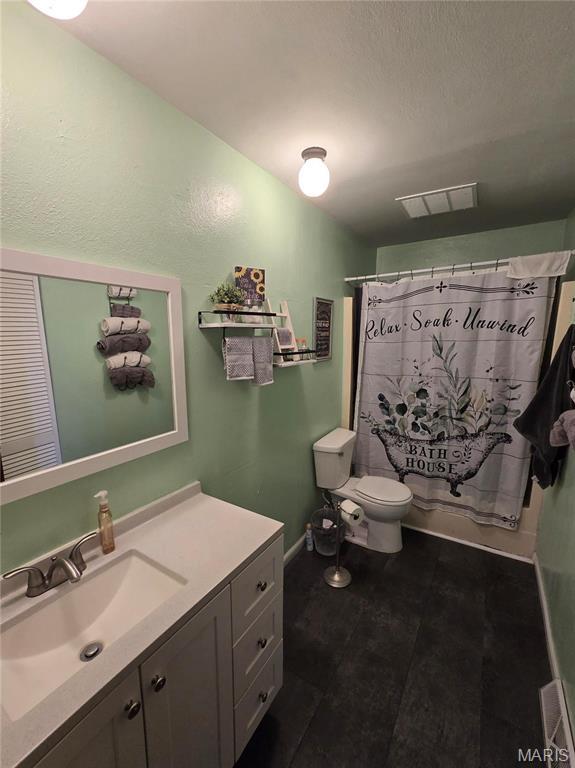 423 Virginia St, Granite City, IL 62040 - full bath with toilet, vanity, baseboards, and a shower with shower curtain