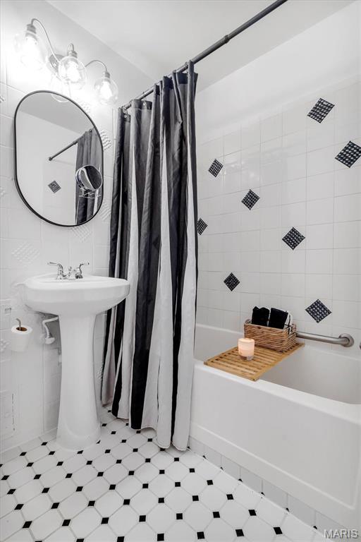 4466 W Pine Blvd Unit 8E, Saint Louis, MO 63108 - full bath with shower / tub combo with curtain, tile patterned floors, tile walls, and a sink