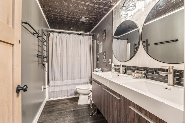 703 Locust St, Desloge, MO 63601 - full bath featuring an ornate ceiling, wood finished floors, toilet, curtained shower, and double vanity