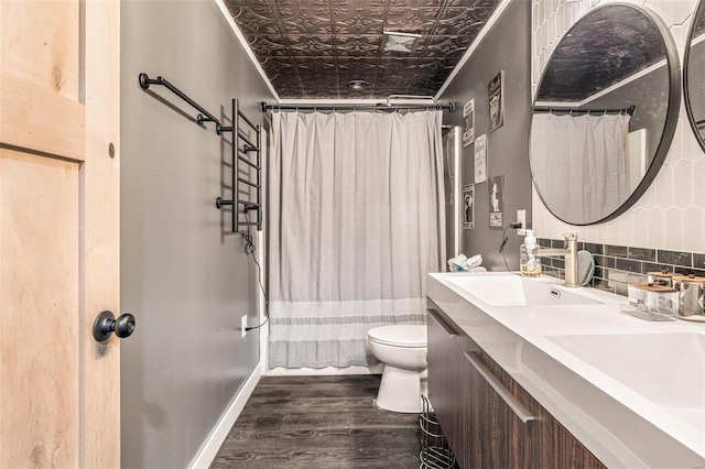 703 Locust St, Desloge, MO 63601 - full bath featuring an ornate ceiling, wood finished floors, toilet, baseboards, and a shower with curtain