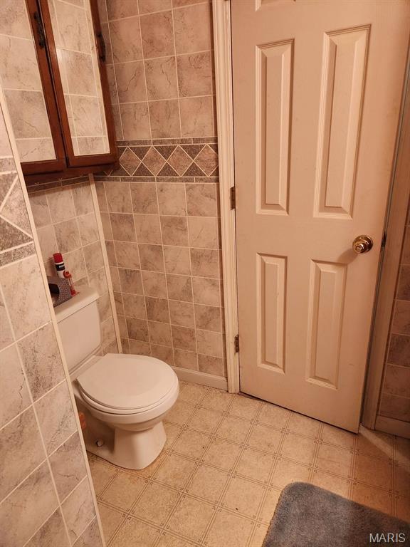 923 Dixie Ave, Fulton, MO 65251 - bathroom featuring tile walls and toilet