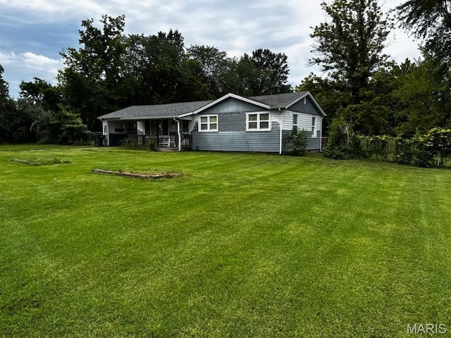 923 Dixie Ave, Fulton, MO 65251 - back of property featuring a yard and a porch