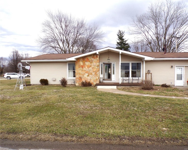 508 N Galloway Rd, Vandalia, MO 63382 - view of front facade with a front lawn and stone siding