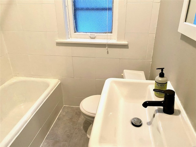 5727 Dewey Ave, Saint Louis, MO 63116 - full bath featuring a bath, toilet, a sink, and tile walls