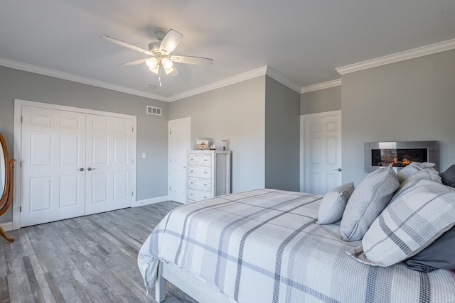 24345 State Rte Ww Unit 46, Saint Genevieve, MO 63670 - bedroom with wood finished floors, crown molding, baseboards, a closet, and a ceiling fan