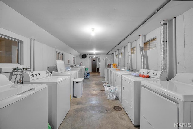 13419 Land O Woods Dr Unit 6, Saint Louis, MO 63141 - laundry area with washing machine and clothes dryer