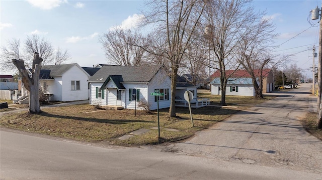 209 W Washington Ave, Richland, MO 65556 - view of front facade featuring a front yard and driveway