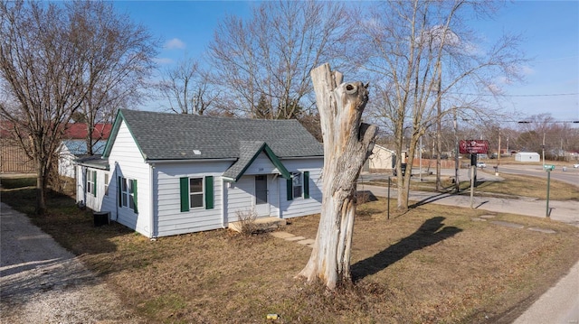 209 W Washington Ave, Richland, MO 65556 - view of front facade with a shingled roof