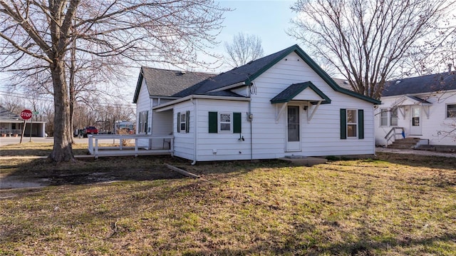 209 W Washington Ave, Richland, MO 65556 - bungalow-style house featuring a shingled roof, a front yard, and a wooden deck