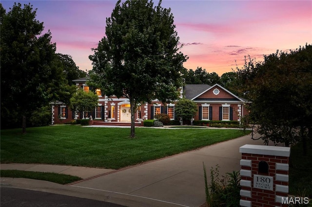 view of front of property featuring a front yard