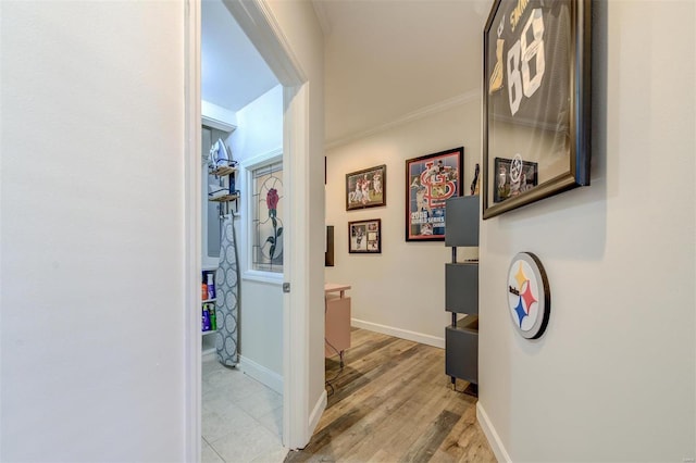 4561 Laclede Ave Unit B, Saint Louis, MO 63108 - corridor featuring baseboards, crown molding, and light wood-type flooring
