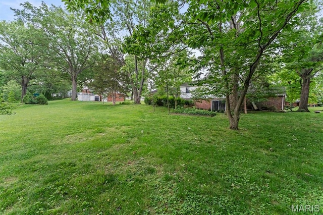 10267 Thornwood Dr, Ladue, MO 63124 - view of green lawn