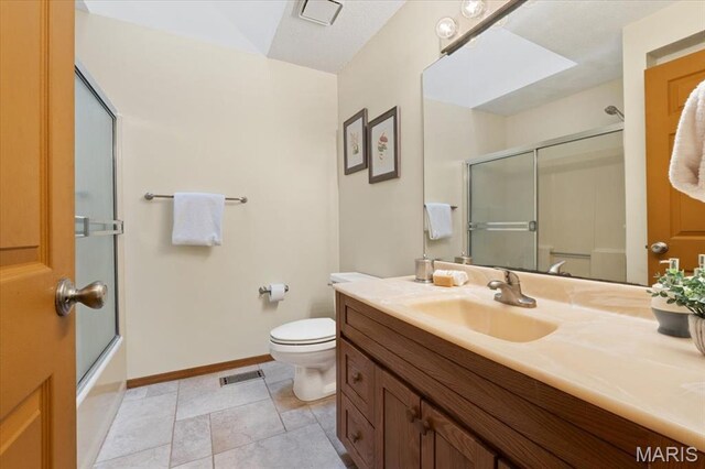 1346 Forest Splendor Trl, Wildwood, MO 63021 - full bath featuring toilet, vanity, baseboards, and bath / shower combo with glass door