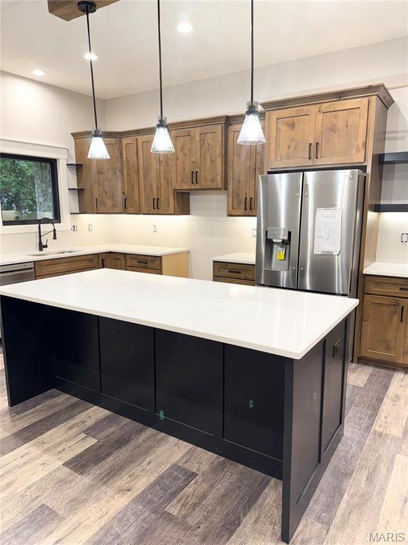 615 Scottsvale Dr, Rolla, MO 65401 - kitchen featuring stainless steel appliances, a sink, wood finished floors, a center island, and open shelves