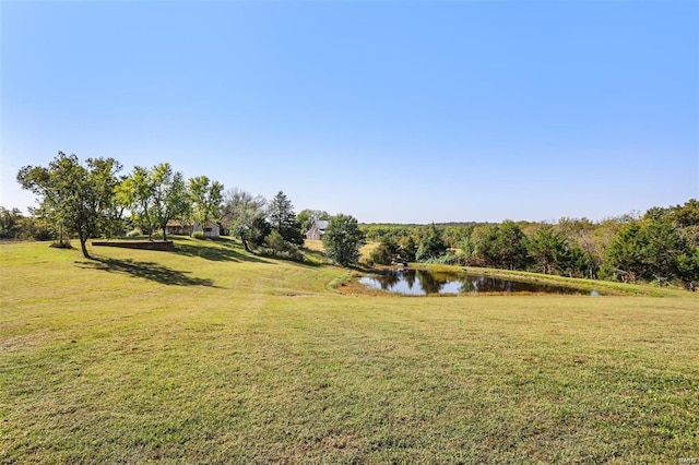 view of grassy yard featuring a water view