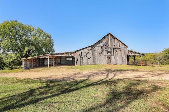 view of barn featuring a lawn