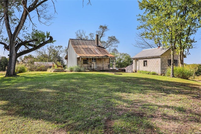 view of grassy yard with an outbuilding