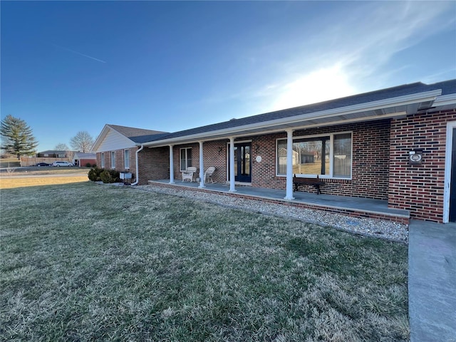 view of front of property featuring brick siding and a front yard