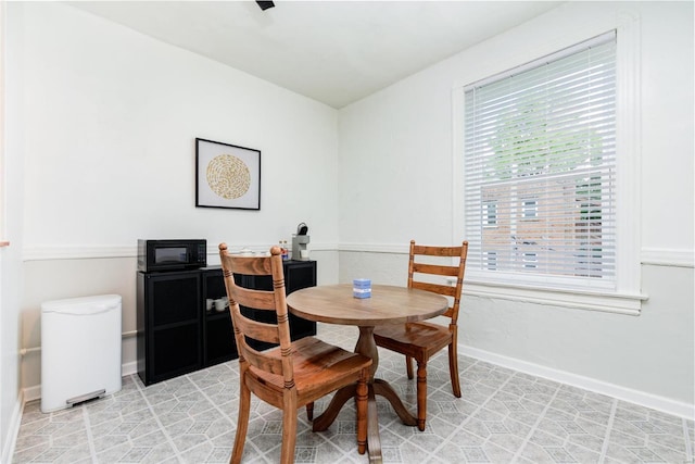 4271 Botanical Ave, Saint Louis, MO 63110 - dining room with baseboards