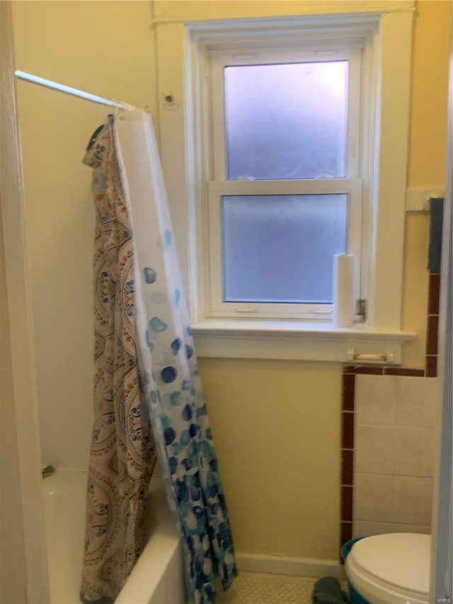 4709 Lewis Pl, Saint Louis, MO 63113 - full bathroom with shower / bathtub combination with curtain and toilet