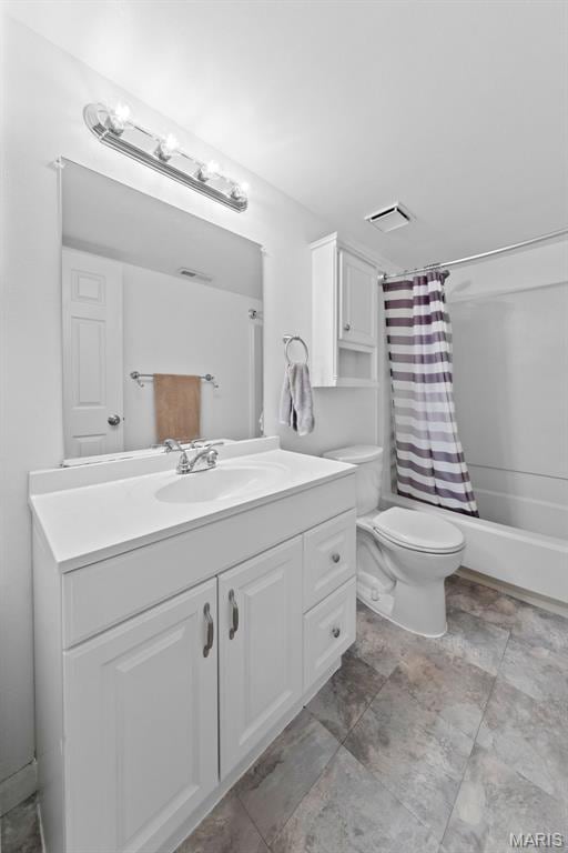 full bath with toilet, vanity, and shower / bath combo