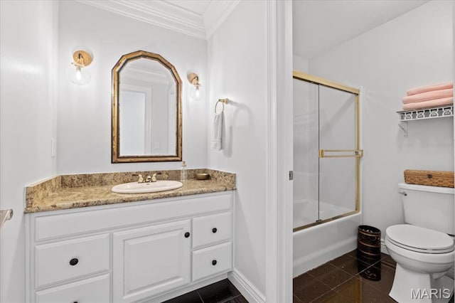 261 US Dr, Wentzville, MO 63385 - bathroom featuring crown molding, toilet, vanity, baseboards, and bath / shower combo with glass door