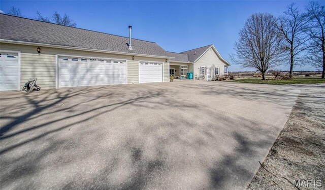 17205 Elk Prairie Dr, Rolla, MO 65401 - view of side of home featuring asphalt driveway