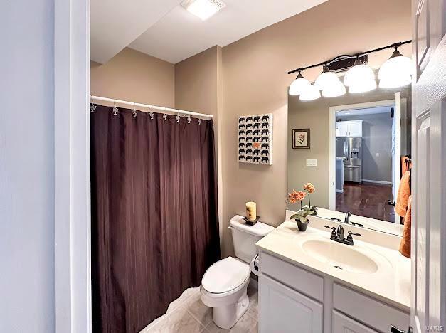 full bath featuring vanity, toilet, and a shower with curtain