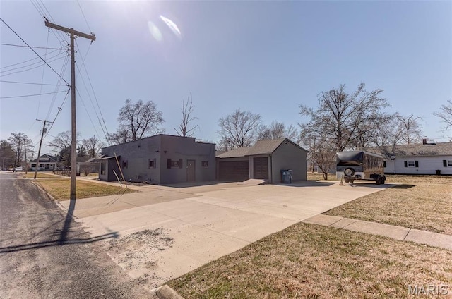 424 N College St, Centralia, IL 62801 - view of front of property featuring a garage