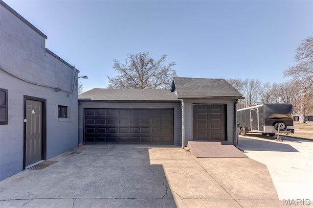 424 N College St, Centralia, IL 62801 - garage with driveway
