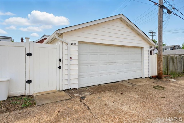 4355 Toenges Ave, Saint Louis, MO 63116 - detached garage featuring a gate and fence