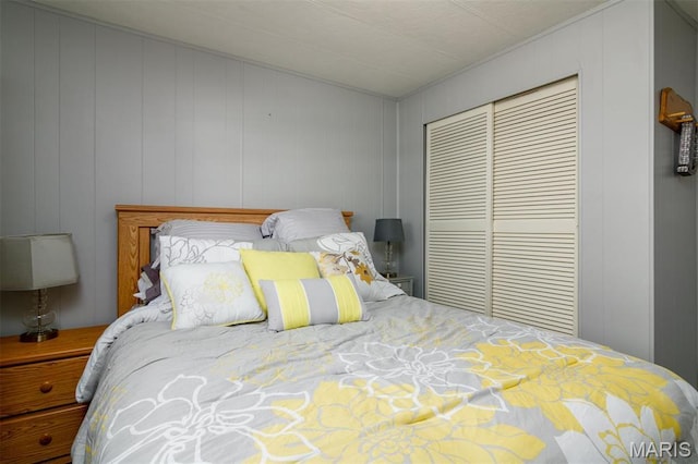 2 S Circle Dr, Carlyle, IL 62231 - bedroom featuring a closet and a decorative wall