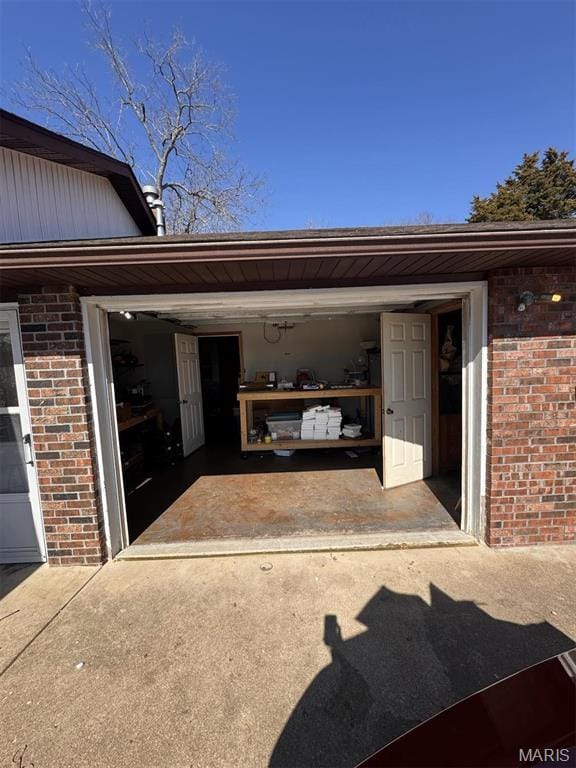 27409 Missouri Dr, Lebanon, MO 65536 - garage with driveway