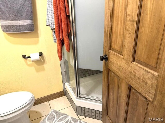 27409 Missouri Dr, Lebanon, MO 65536 - full bathroom featuring baseboards, a shower stall, toilet, and tile patterned flooring