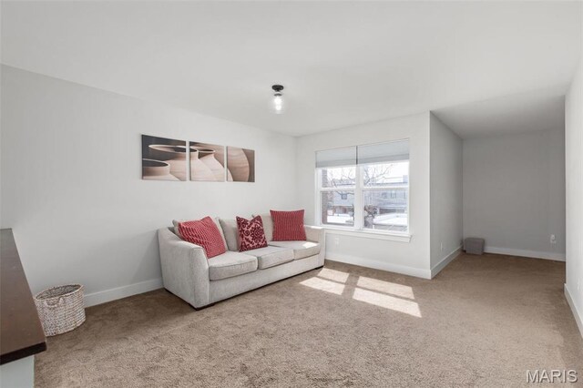 3208 Henrietta St, Saint Louis, MO 63104 - carpeted living room with baseboards