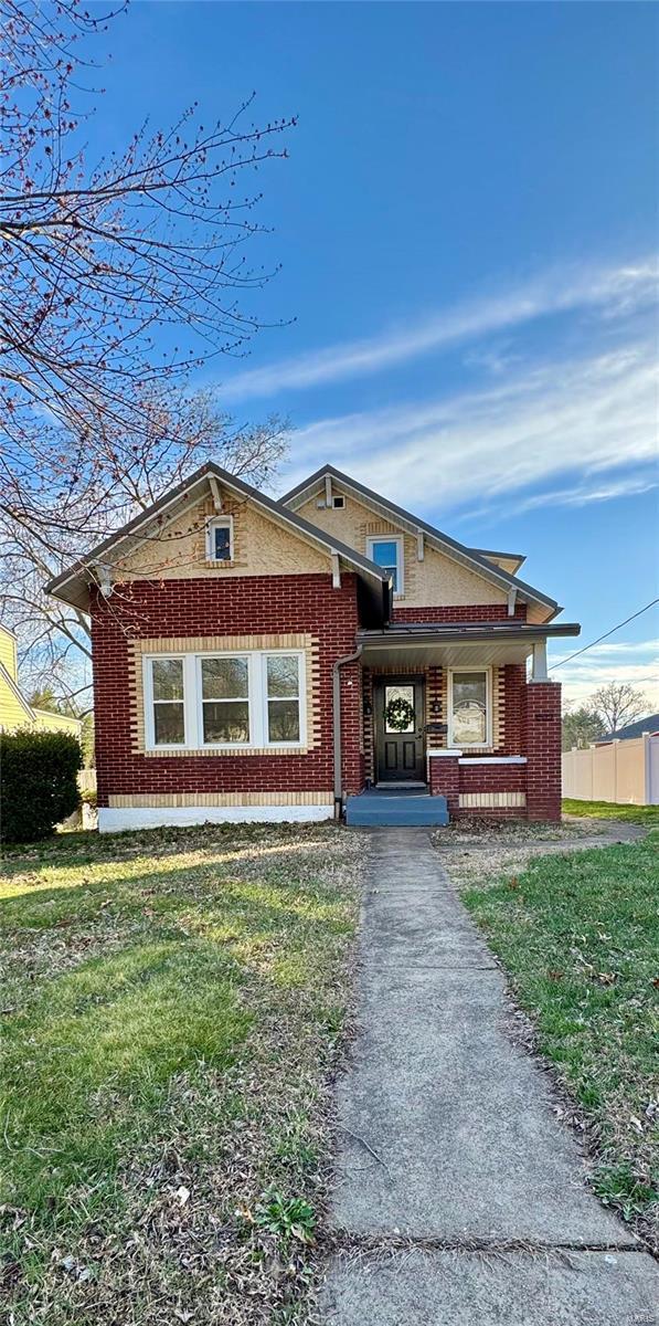 1522 E 5th St, Washington, MO 63090 - bungalow with a porch and brick siding