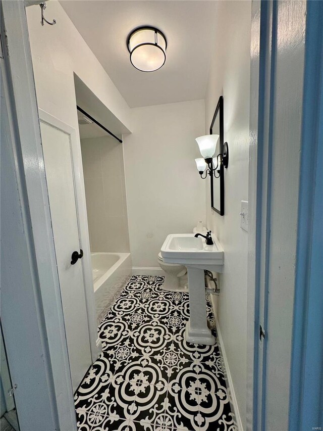 1522 E 5th St, Washington, MO 63090 - bathroom with baseboards, tile patterned flooring, toilet, and shower / washtub combination