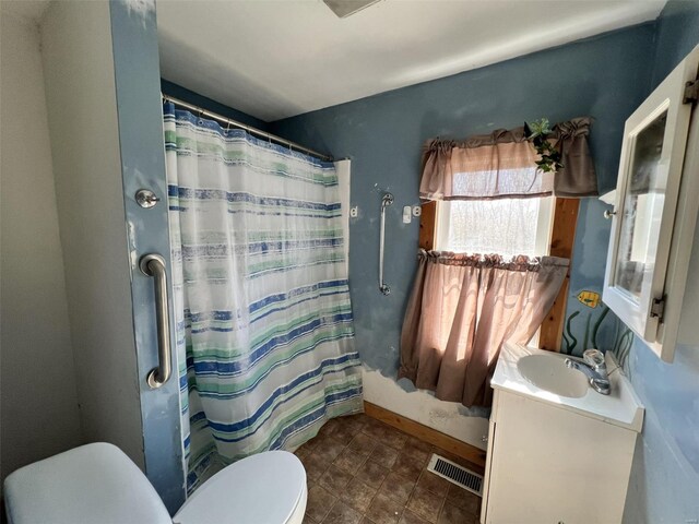 1046 E Water St, Hillsboro, IL 62049 - bathroom featuring toilet, a shower with shower curtain, and vanity