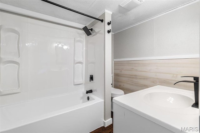 1005 Tyler St, Park Hills, MO 63601 - bathroom with shower / tub combination, a textured ceiling, toilet, a textured wall, and wood finished floors
