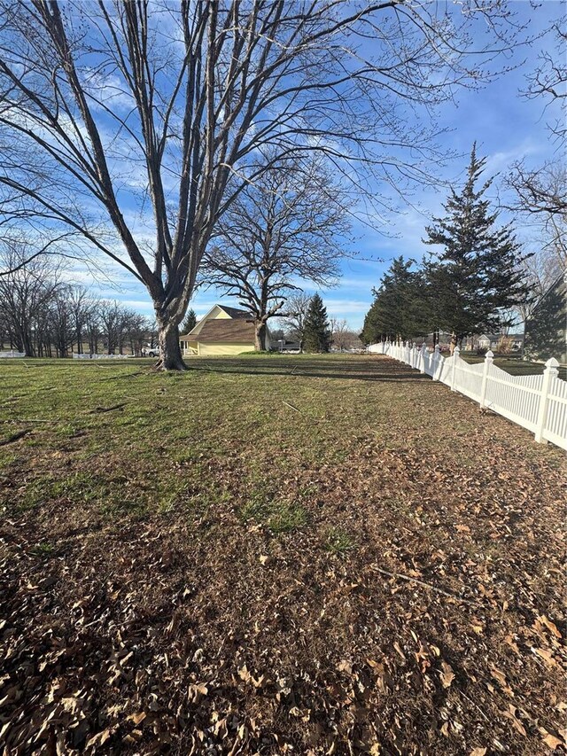 4 N Missouri Ave, Salem, MO 65560 - view of yard featuring fence