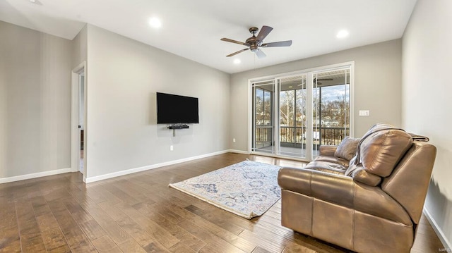 living room featuring ceiling fan, wood finished floors, baseboards, and recessed lighting