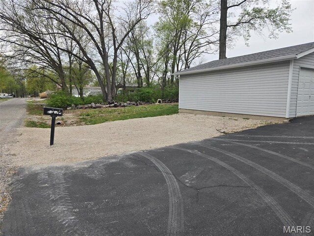 19983 Oak Dr, Carlyle, IL 62231 - exterior space featuring an outbuilding