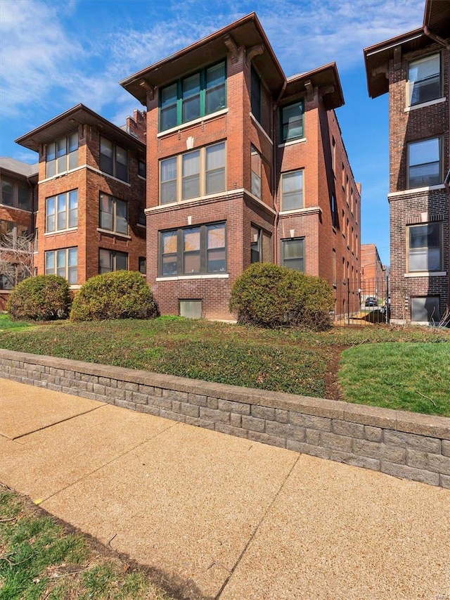 view of apartment building / complex