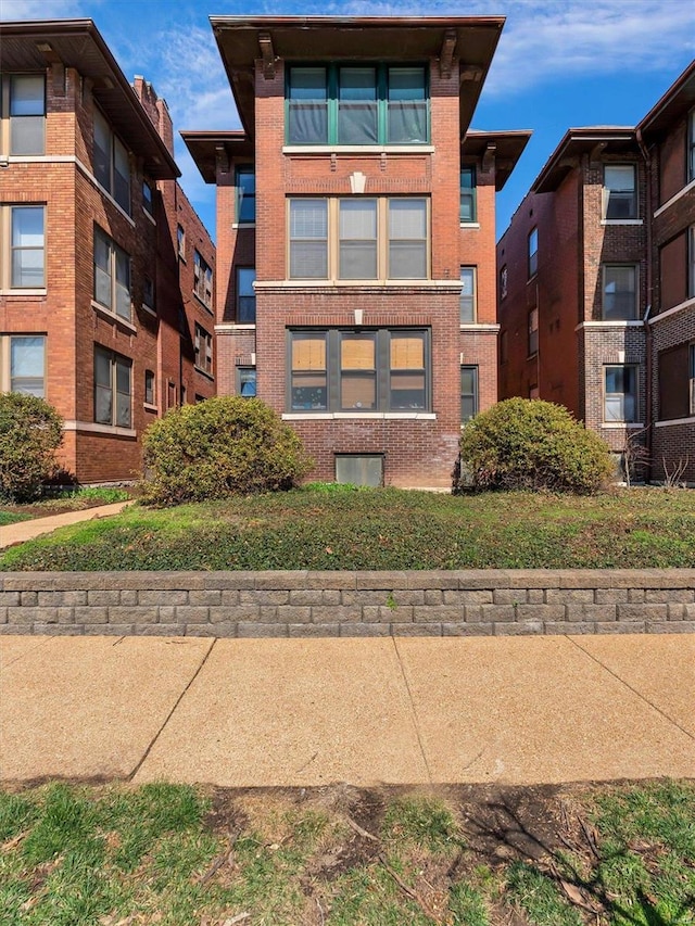 view of apartment building / complex