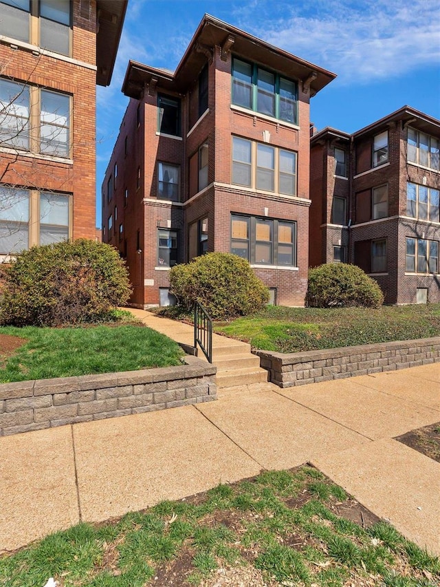 view of apartment building / complex