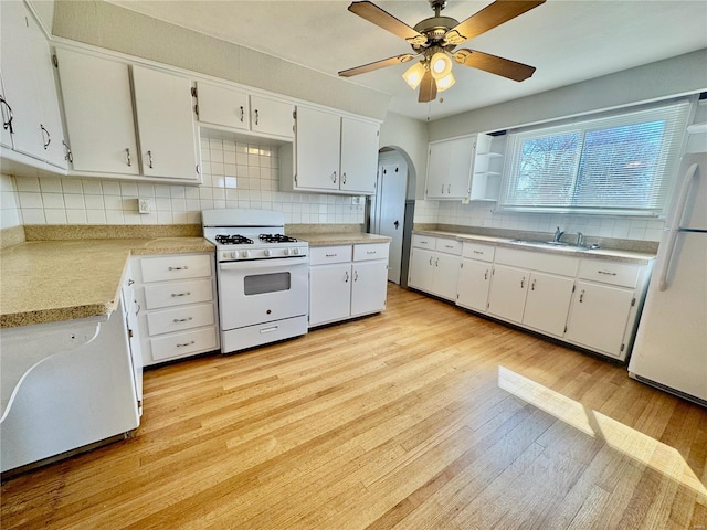922 S 6th St, Belleville, IL 62220 - kitchen with white appliances, tasteful backsplash, light wood-style floors, a ceiling fan, and light countertops